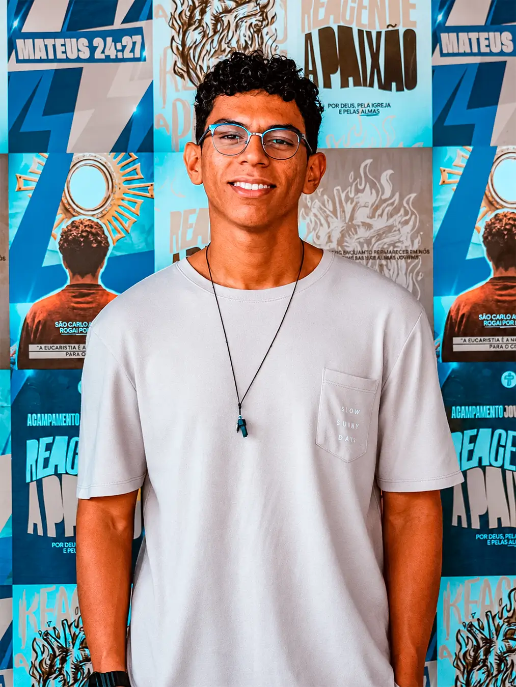 Gustavo Zinatto sorrindo, de óculos e camiseta clara.